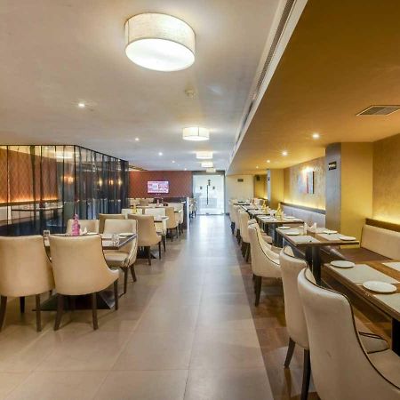 Hotel Sandstone Inn Лакнау Екстериор снимка