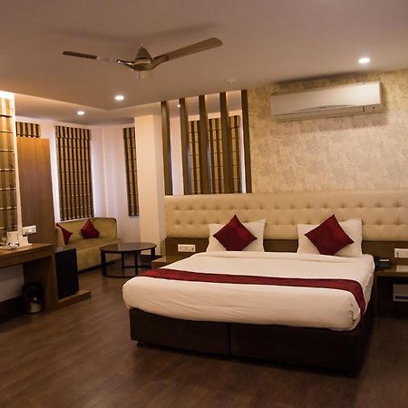 Hotel Sandstone Inn Лакнау Екстериор снимка