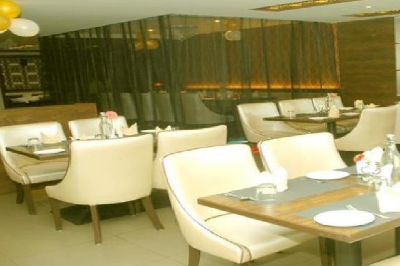 Hotel Sandstone Inn Лакнау Екстериор снимка