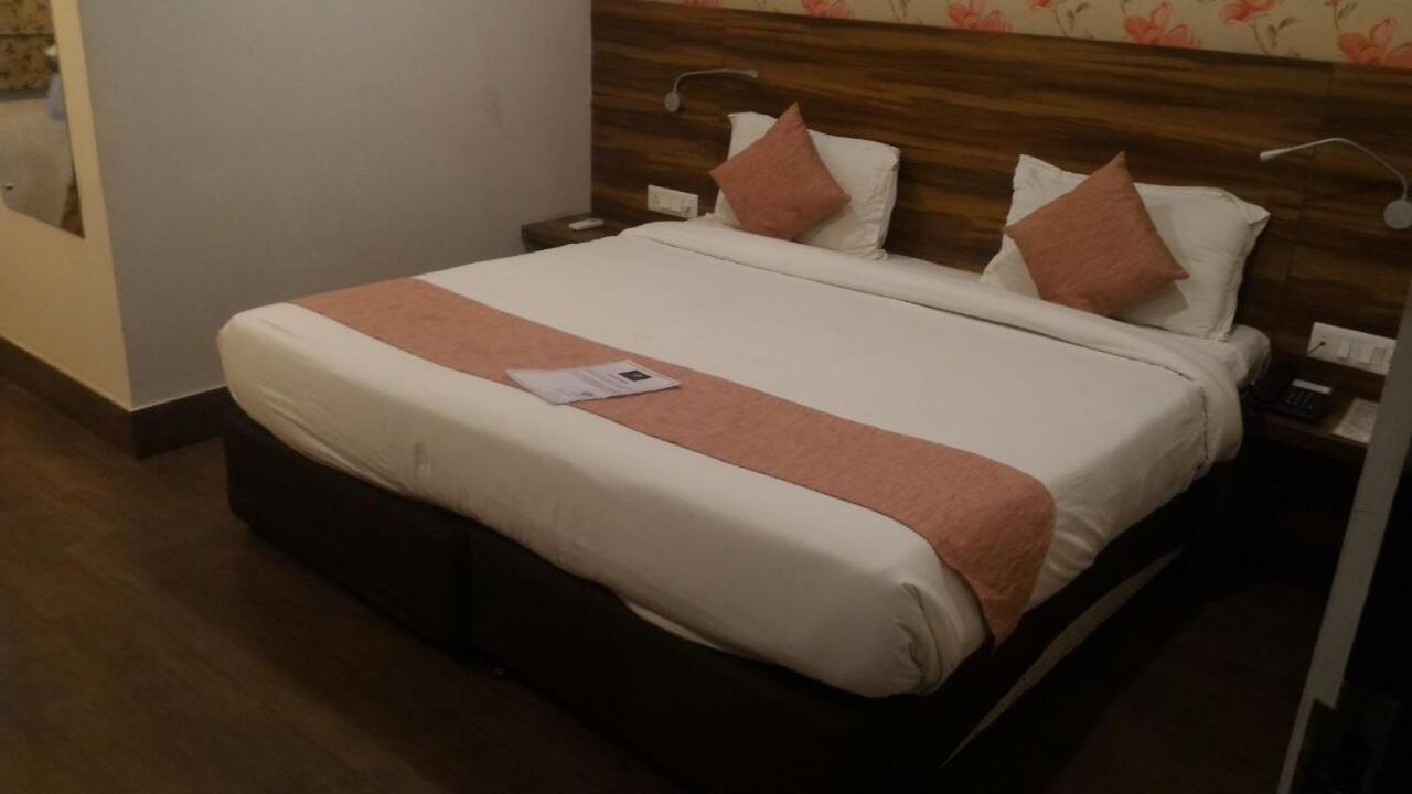Hotel Sandstone Inn Лакнау Екстериор снимка