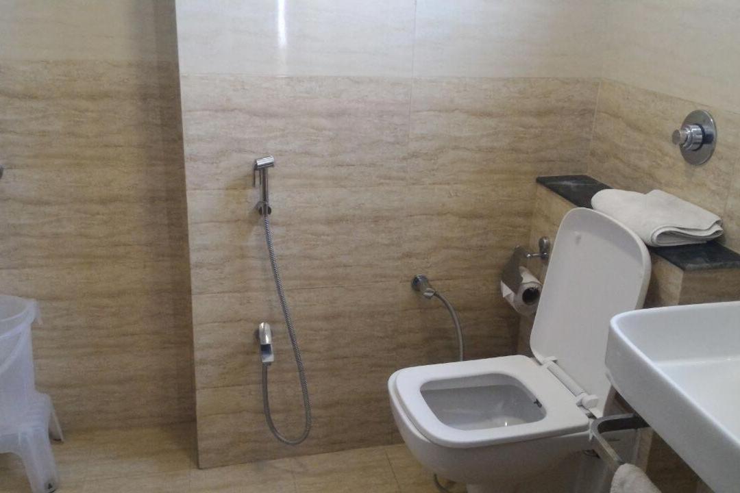 Hotel Sandstone Inn Лакнау Екстериор снимка