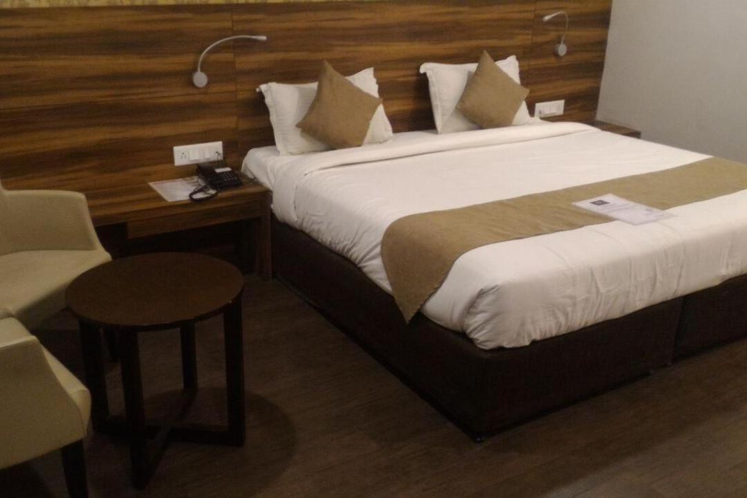 Hotel Sandstone Inn Лакнау Екстериор снимка