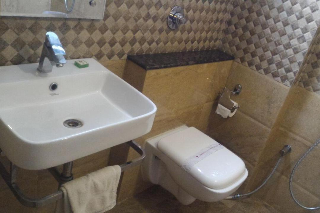 Hotel Sandstone Inn Лакнау Екстериор снимка