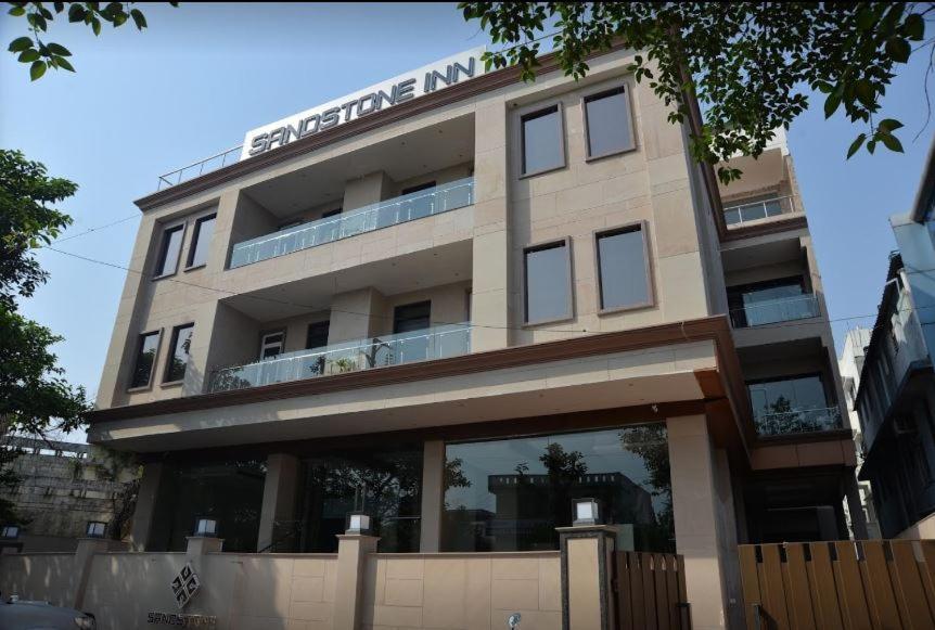 Hotel Sandstone Inn Лакнау Екстериор снимка