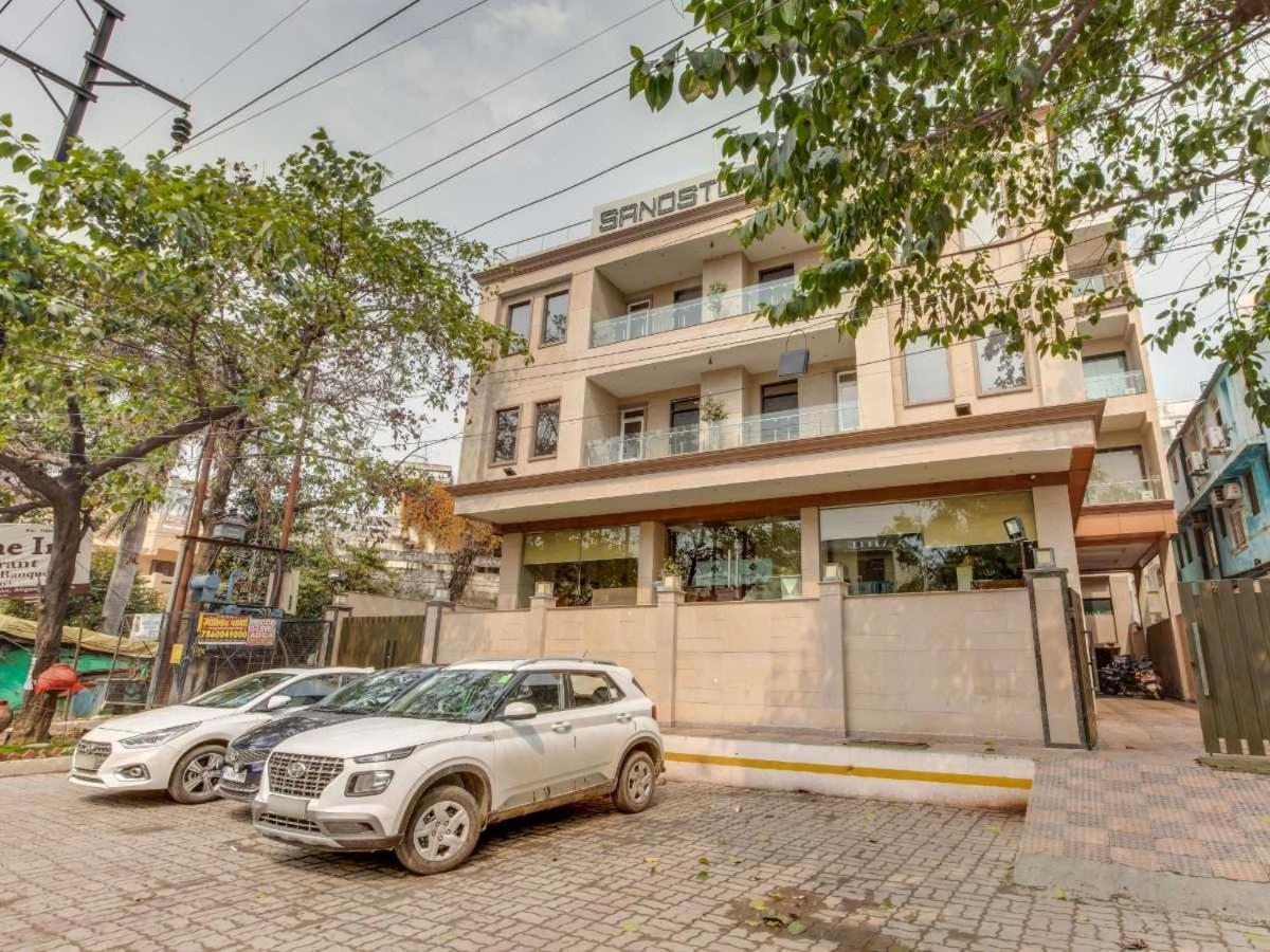 Hotel Sandstone Inn Лакнау Екстериор снимка