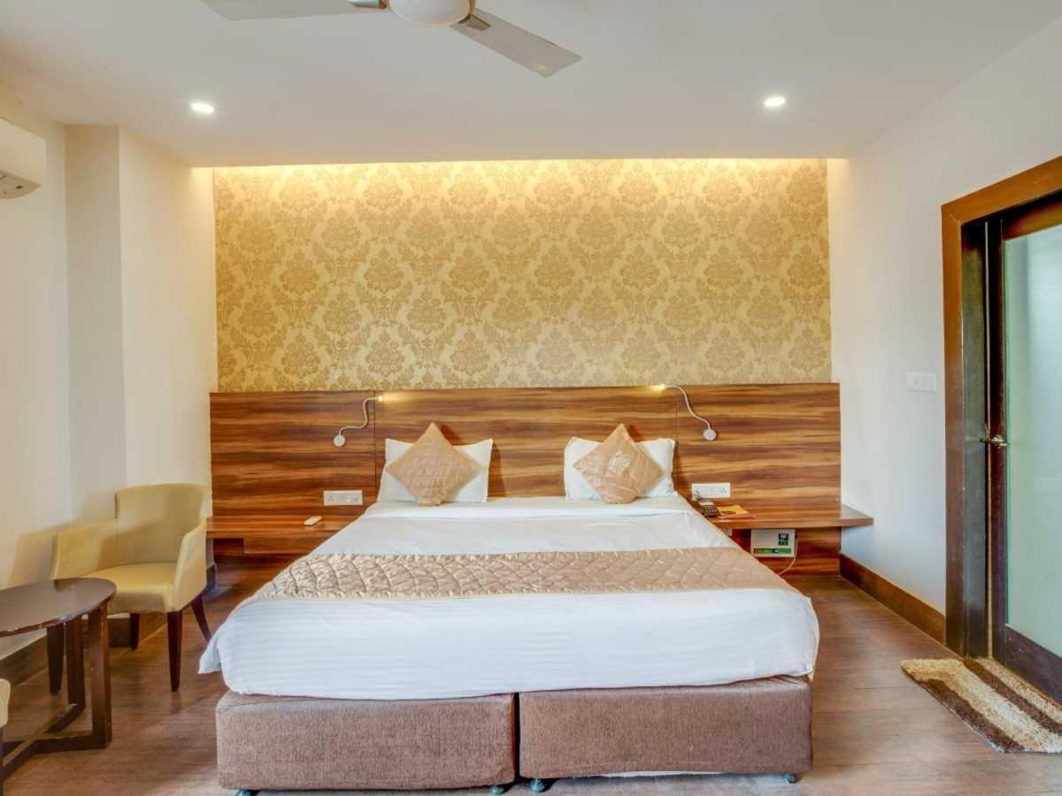Hotel Sandstone Inn Лакнау Екстериор снимка