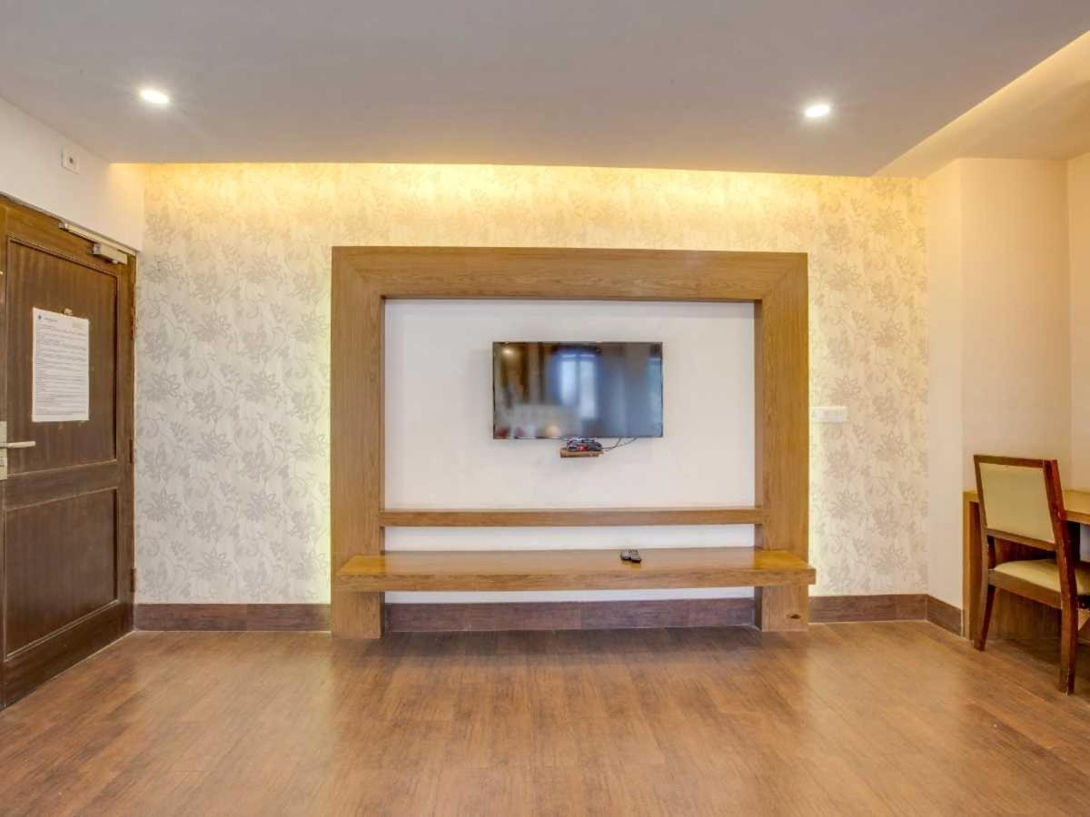 Hotel Sandstone Inn Лакнау Екстериор снимка