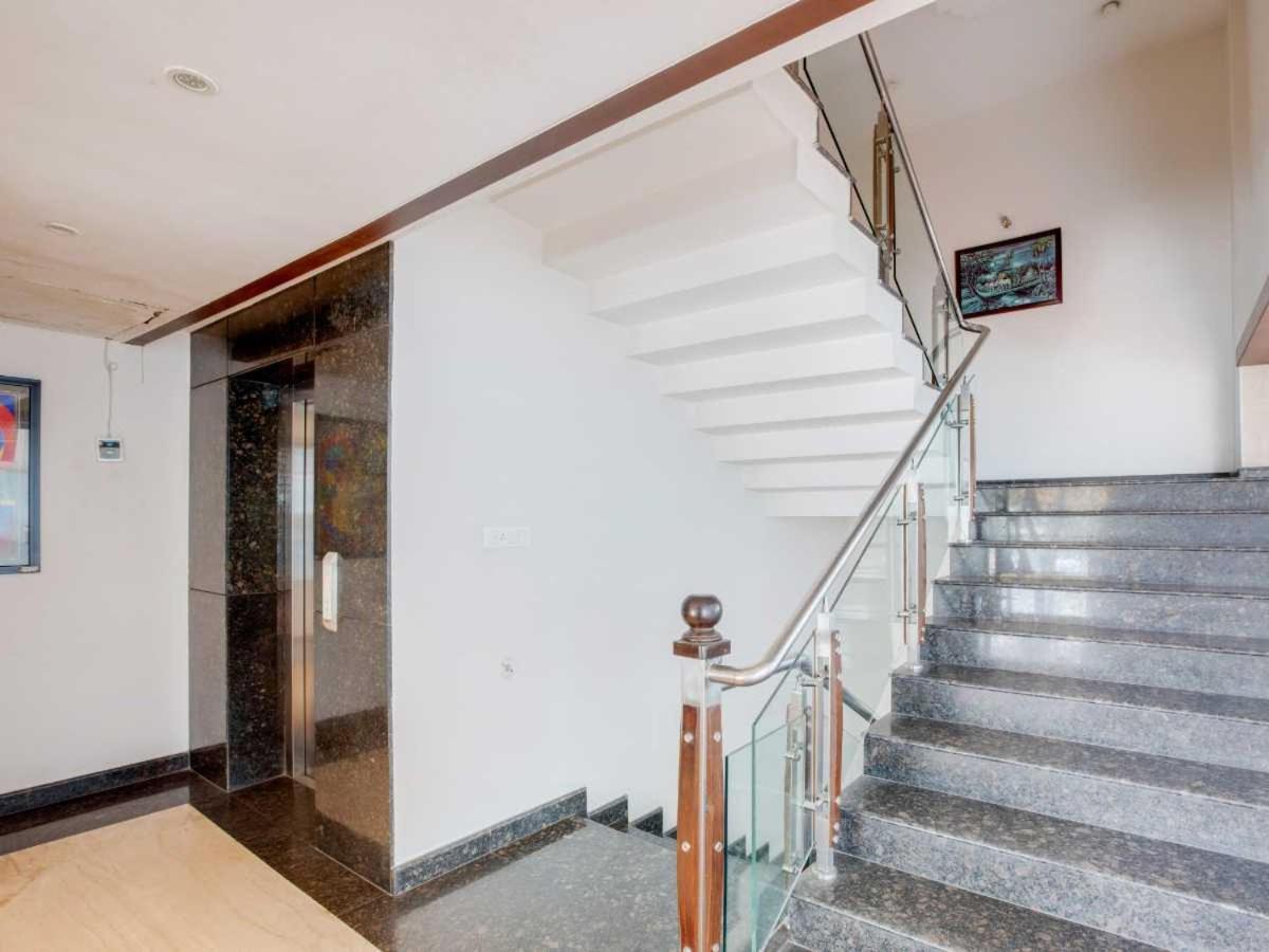 Hotel Sandstone Inn Лакнау Екстериор снимка