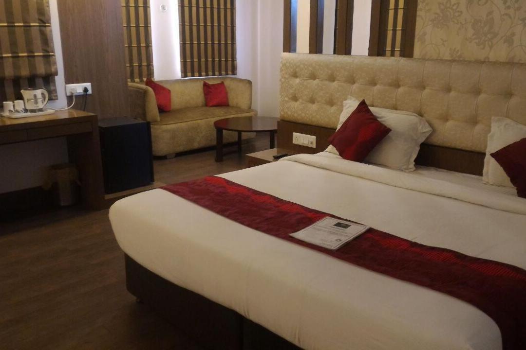 Hotel Sandstone Inn Лакнау Екстериор снимка