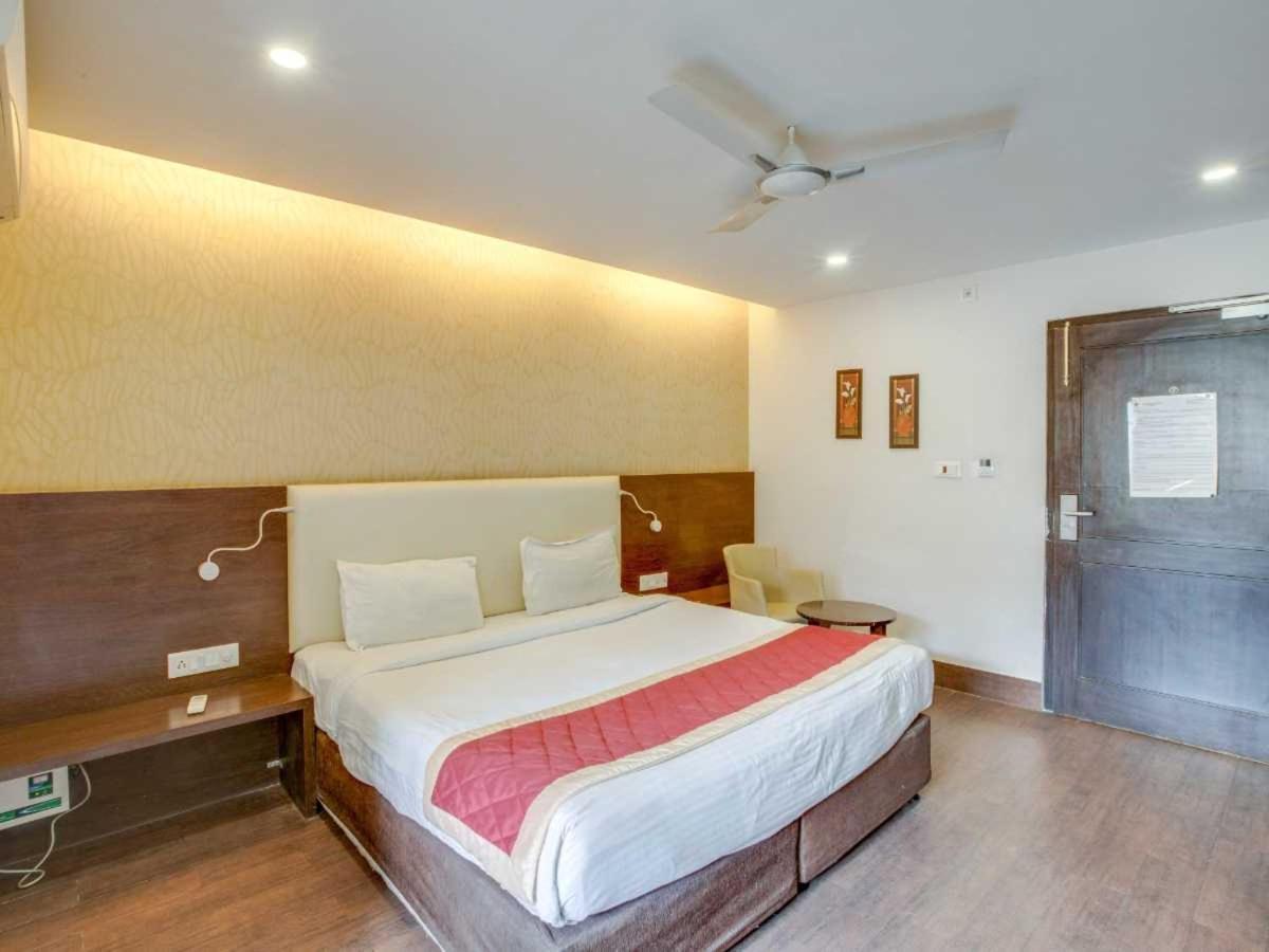 Hotel Sandstone Inn Лакнау Екстериор снимка