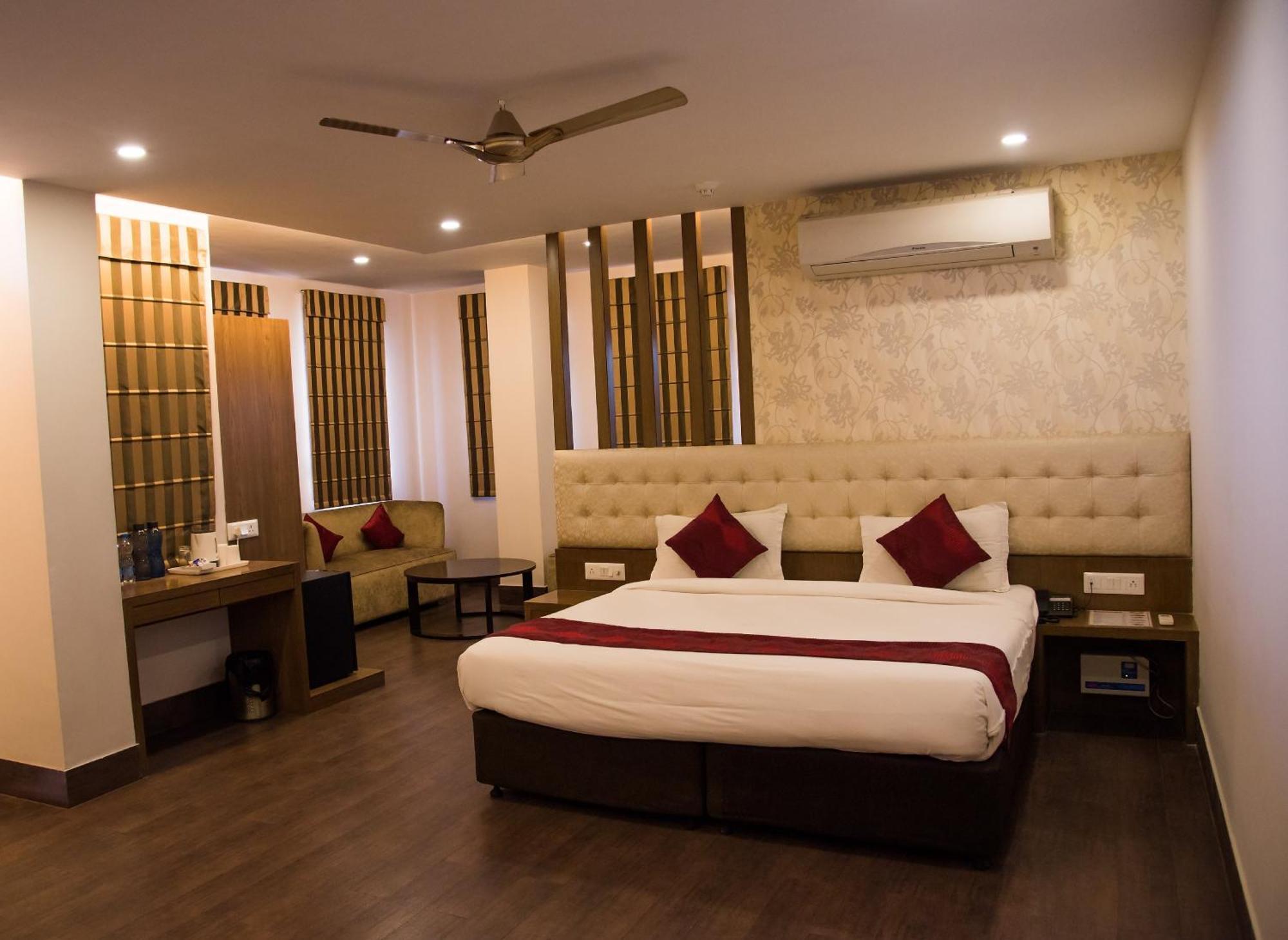 Hotel Sandstone Inn Лакнау Екстериор снимка